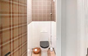 a bathroom with a toilet in a small room at Amazing Apartment In Sommen With Kitchen in Sommen