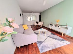 sala de estar con sofá y mesa en Habitación con baño compartido Miraflores Larcomar, en Lima