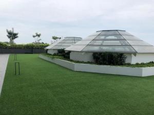 dwa budynki ze szklanymi dachami i zielonym trawnikiem w obiekcie APARTMENT SERPONG GARDEN w mieście Tangerang