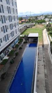 widok na niebieski basen w budynku w obiekcie APARTMENT SERPONG GARDEN w mieście Tangerang