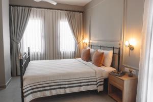 アイワルクにあるKapya Cundaのベッドルーム1室(オレンジ色の枕と窓付)
