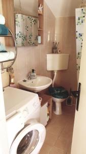 un piccolo bagno con servizi igienici e lavandino di MarlA1 a Vodice