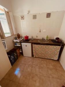 uma pequena cozinha com um lavatório e um balcão em Jama's Panoramic Estate Modica em Modica
