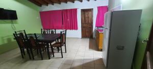 聖拉斐爾的住宿－Tierra del Sol y el Vino，厨房以及带桌子和冰箱的用餐室