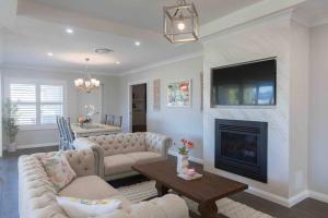 a living room with a couch and a fireplace at WineCountry Holiday House in Branxton
