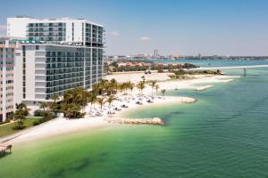 - une vue aérienne sur une plage bordée de palmiers et de bâtiments dans l'établissement JW Marriott Clearwater Beach Resort & Spa, à Clearwater Beach