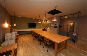 uma grande sala de jantar com uma mesa longa e cadeiras em Good Bless Garden Sauna&Stay em Yonago