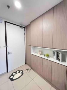 een kamer met een grote deur en een kamer met een kamer bij NEW Cozy Studio - Trefoil Setia Alam in Shah Alam