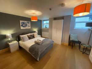 Tempat tidur dalam kamar di West Midlands-2 Double Bed Room Apartment