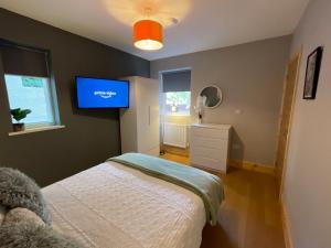 a bedroom with a bed and a flat screen tv at West Midlands-2 Double Bed Room Apartment in Dudley