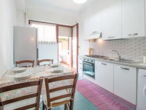 Köök või kööginurk majutusasutuses Lucia House mare Nettuno