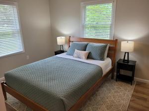 En eller flere senge i et værelse på White Birch - Riverfront And Newly-remodeled!