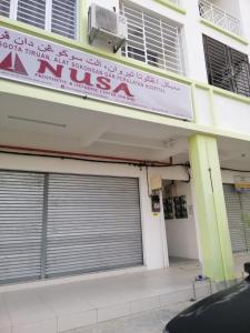 un edificio con un cartello sul lato di Sis Homestay Wakaf Che Yeh, Kota Bharu a Kota Bharu