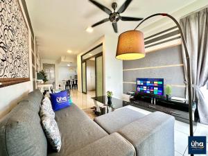 een woonkamer met een bank en een flatscreen-tv bij 1 Tebrau Residences By JK Home in Johor Bahru