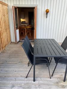 drewniany stół i krzesła na patio w obiekcie Vetlandavägen 37 B w mieście Målilla