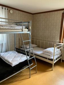 Pokój z 2 łóżkami piętrowymi w obiekcie Vetlandavägen 37 B w mieście Målilla