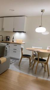 uma cozinha e sala de jantar com mesa e cadeiras em Casa Cristina - Rioja - I em Cenicero