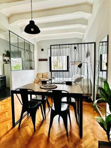 Madero Apartment في بوينس آيرس: غرفة طعام مع طاولة وكراسي وغرفة نوم