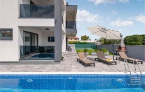 Villa con piscina y casa en Stunning Home In Labin With Kitchen, en Labin