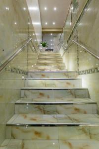 a set of stairs in a room with white marble at Hotel Melthon Class in Ayacucho