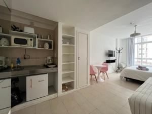 sala de estar con cocina con microondas en Clover Apartment Studio en Buenos Aires