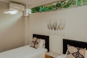 um quarto com duas camas e uma janela em Casa Vista verde em Tarapoto