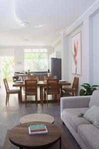 uma sala de estar com um sofá, uma mesa e cadeiras em Casa Vista verde em Tarapoto