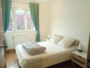 Schlafzimmer mit einem weißen Bett und einem Fenster in der Unterkunft Pretty Poppy in Albert