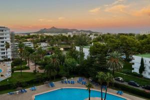 - une vue aérienne sur un complexe avec une piscine dans l'établissement Summer in ALCUDIA with Pool-A/C-WIFI-Netflix..., à Port d'Alcúdia