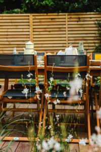 twee stoelen en een tafel met bloemen erop bij La Villa Ralph - Beach - Trouville in Trouville-sur-Mer