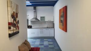 馬西尼古蒂的住宿－Marina Lucky，厨房配有白色橱柜和瓷砖地板。