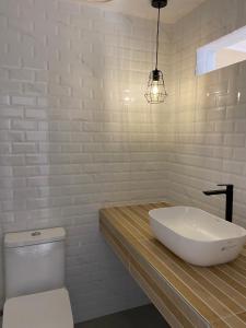 een badkamer met een witte wastafel en een toilet bij Selesa Hillhomes Cosy House in Bentong