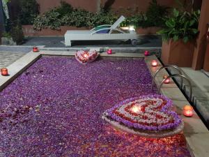 uma grande pilha de luzes roxas no chão em Lavender Villa & Spa em Kuta