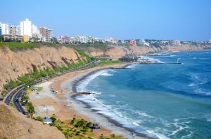 una vista aérea de una playa cerca del océano en Moderno y acogedor cerca al mar, en Lima