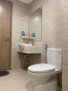 河內的住宿－Lu Luxury Homestay et Apartment - Vinhomes Smart City Hanoi，浴室配有白色卫生间和盥洗盆。