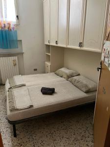 ein Schlafzimmer mit einem Bett mit einer schwarzen Tasche darauf in der Unterkunft Villa Quinto in Pisticci