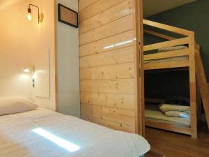 una camera con letto a castello accanto a una scala. di Studio Cauterets, 2 pièces, 4 personnes - FR-1-234-307 a Cauterets