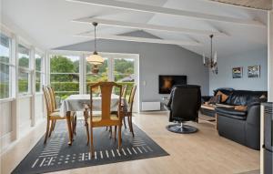 uma sala de estar com uma mesa e cadeiras e um sofá em 3 Bedroom Gorgeous Home In Bjert em Sønder Bjert