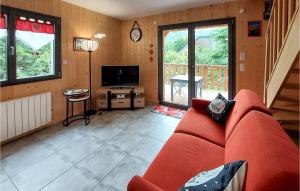 salon z czerwoną kanapą i telewizorem w obiekcie Stunning Home In Mont-dore With House A Mountain View w mieście Mont-Dore