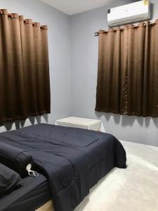 Postel nebo postele na pokoji v ubytování Walai House วลัยเฮ้าส์ กาญจนบุรี