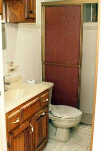 La salle de bains est pourvue de toilettes et d'un lavabo. dans l'établissement Encantadora casa con 3 habitaciones frente al parque, à Hermosillo