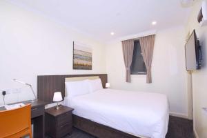 Postel nebo postele na pokoji v ubytování ibis Styles Kingsgate Hotel