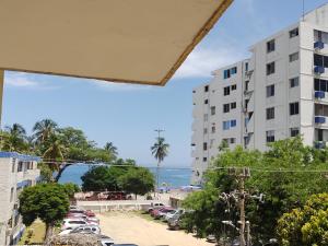 vistas al océano desde el balcón de un edificio en Edificio SAN CARLOS en Santa Marta