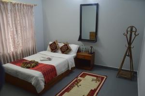 Ein Bett oder Betten in einem Zimmer der Unterkunft Hotel Blue moon Pokhara