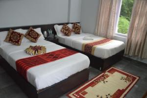 Ein Bett oder Betten in einem Zimmer der Unterkunft Hotel Blue moon Pokhara