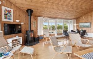 ロッケンにあるGorgeous Home In Lkken With Wifiのリビングルーム(暖炉、椅子、テレビ付)