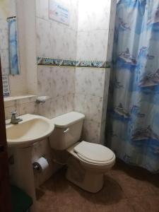 y baño con aseo y lavamanos. en Alojamiento Casa Taganga en Taganga