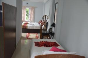 Ein Bett oder Betten in einem Zimmer der Unterkunft Hotel Blue moon Pokhara