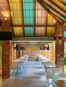 una fila de mesas y sillas en un patio en Palmera Eco Resorts Nilaveli en Trincomalee