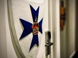 uma estrela azul com uma coroa numa porta em Kryal Castle Ballarat em Ballarat